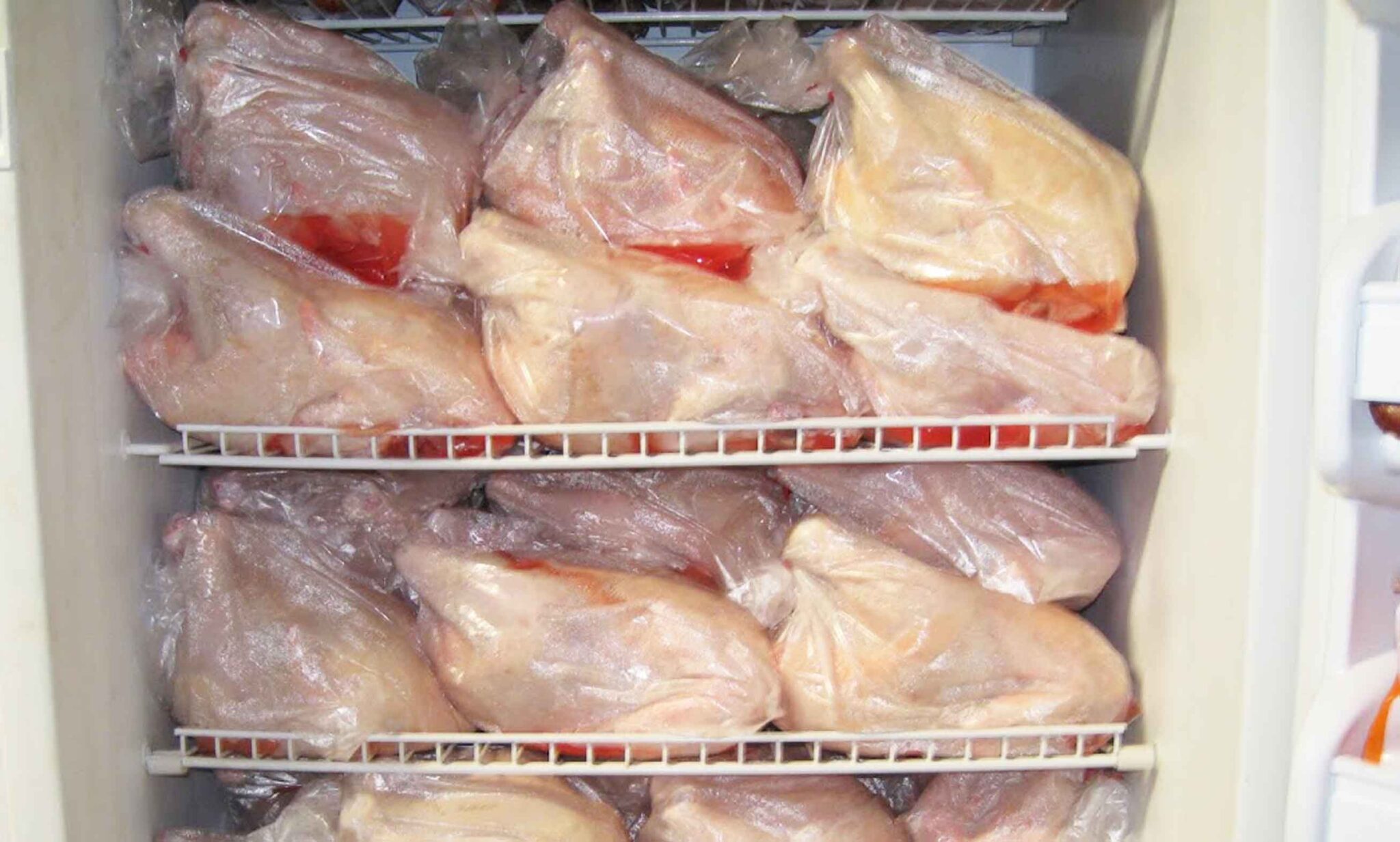 Сколько птицы мяса. Холодильник для хранения мяса птицы. Хранение тушек птицы. Замороженная курица в морозилке.