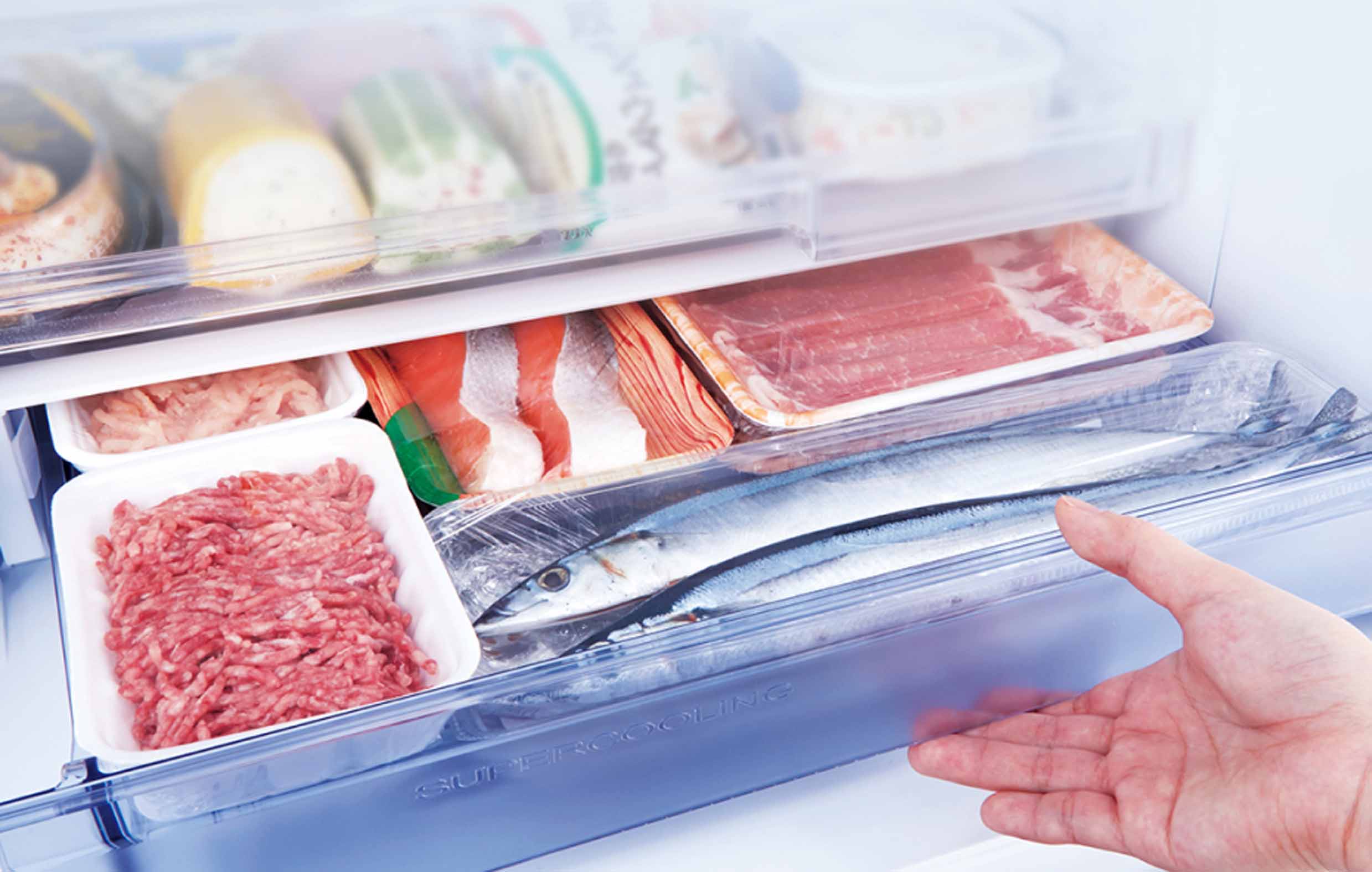 Перед заморозкой нужно. Рыба в морозилке. Холодильник для мяса. Жолодильник для хранения мясо. Хранение мяса в холодильнике.