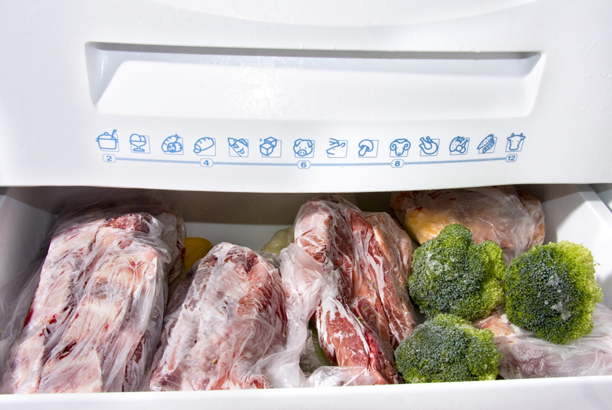 Перед заморозкой нужно. Холодильник для мяса.