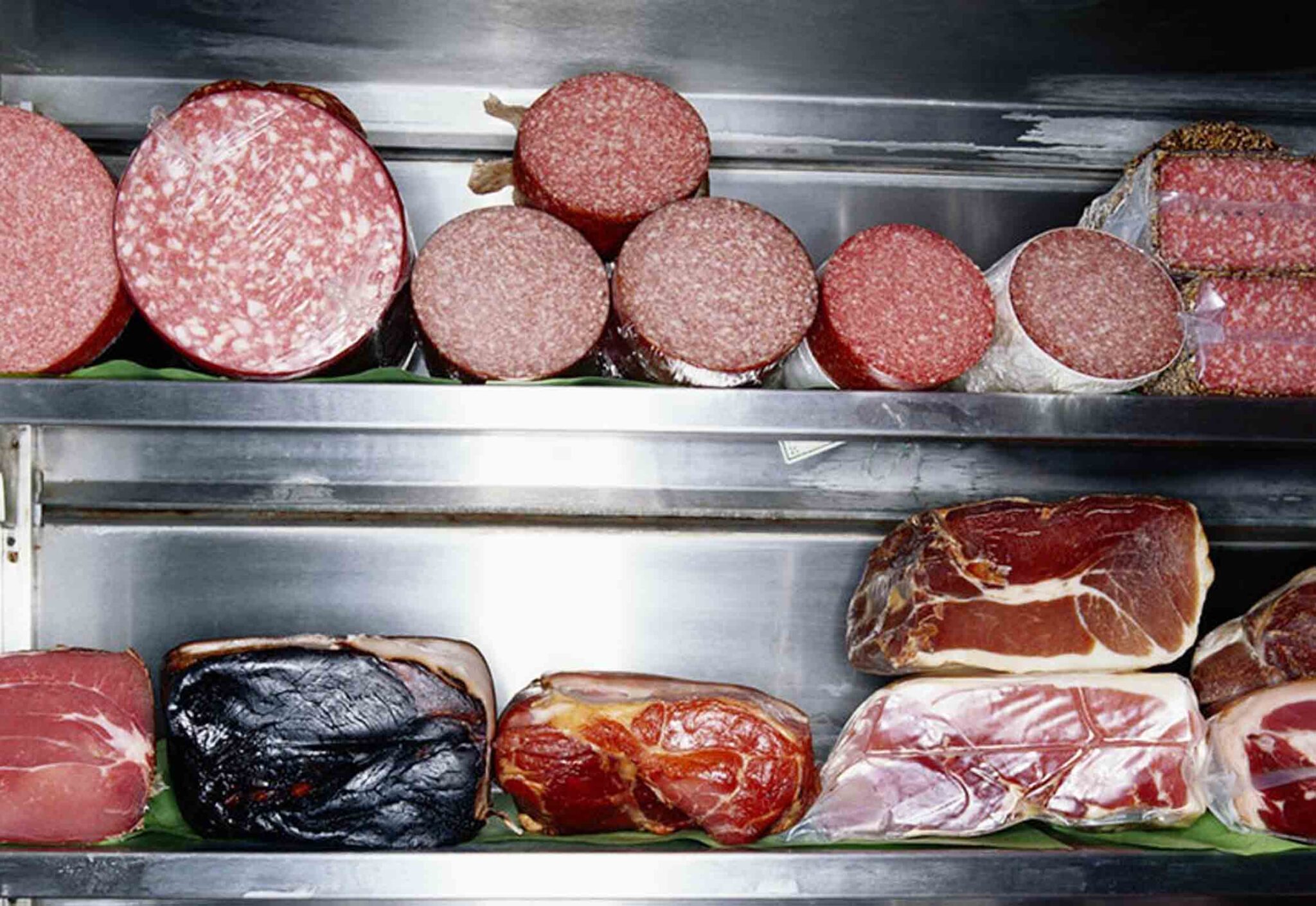 В холодильнике есть мясо. Мясные изделия. Колбаса в холодильнике. Холодильник для мяса.