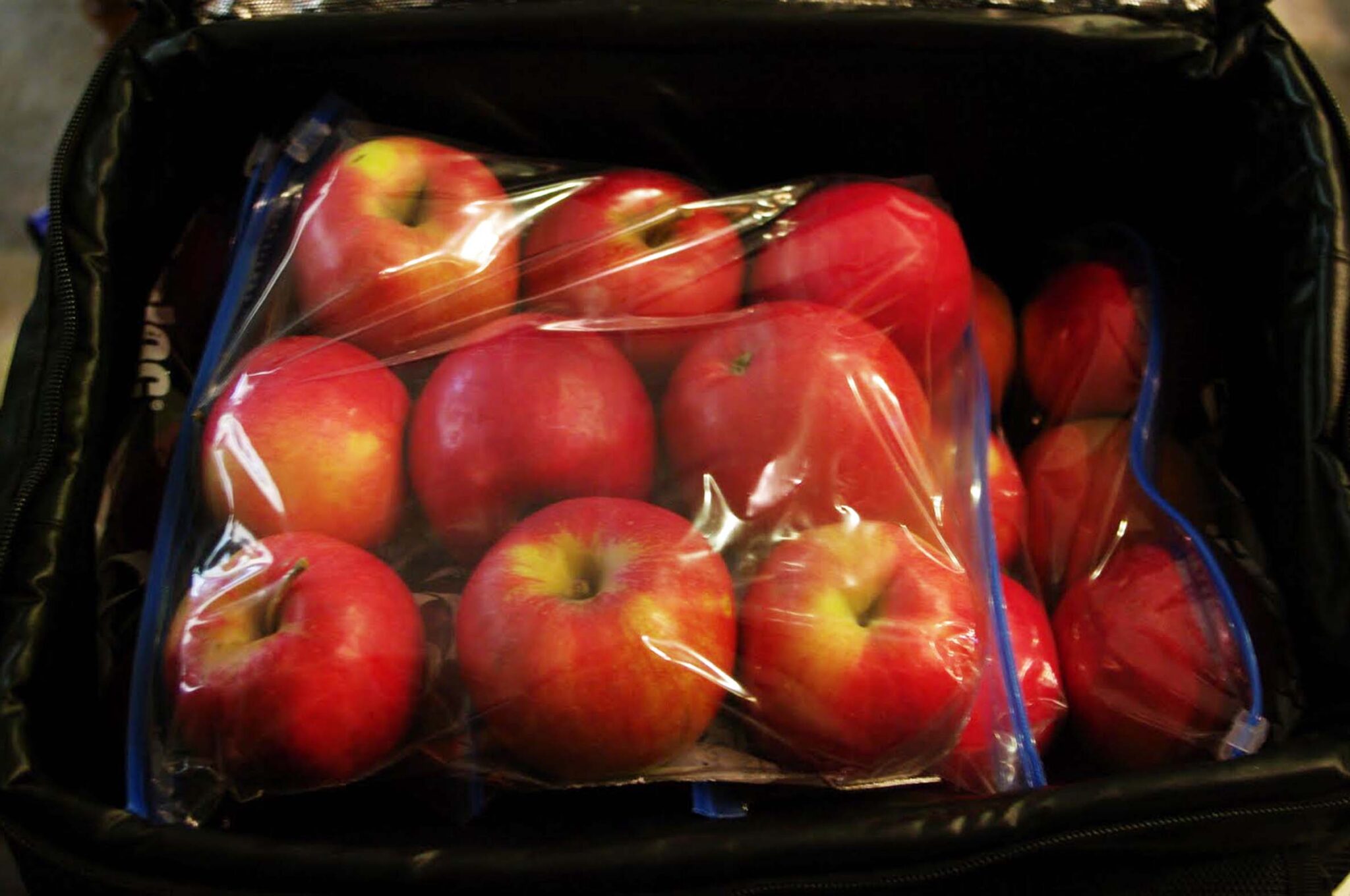 Для лучшего хранения яблок. Хранение яблок. Яблоки в упаковке. Яблоки в пакете. Яблоки упаковка хранение.
