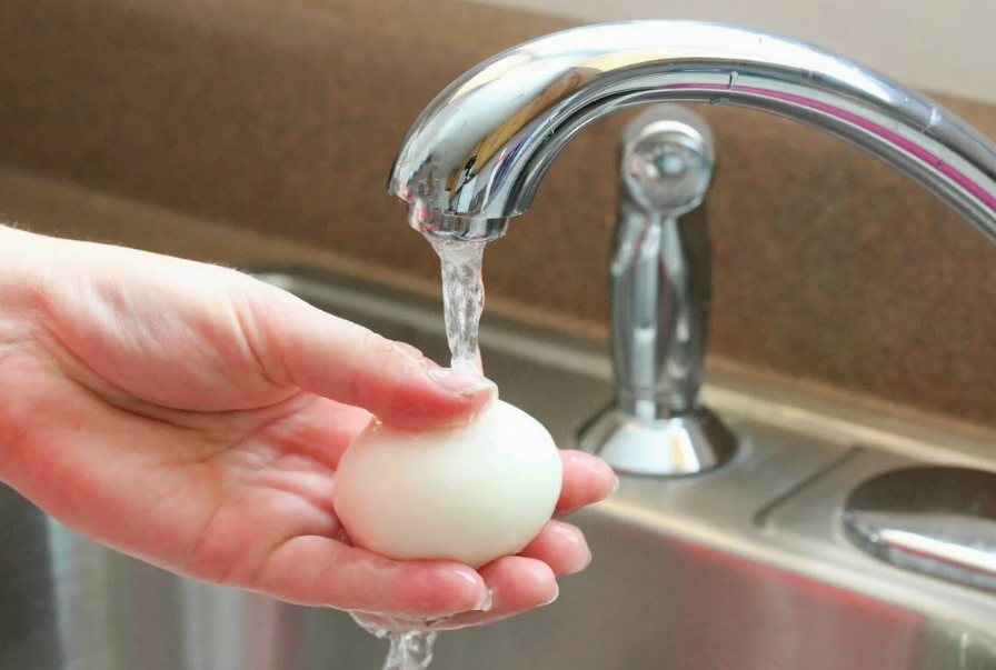 Можно ли мыть домашние яйца перед хранением. Мытье яиц. Мытые яйца. Помыть яйца. Мытье куриных яиц.