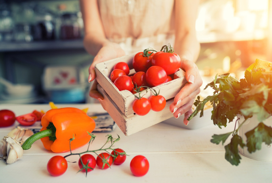 Как хранить помидоры. Томаты держат коробку. Моё лето томаты. Картинка женщина держит помидоры. Помидоры в холодильнике можно